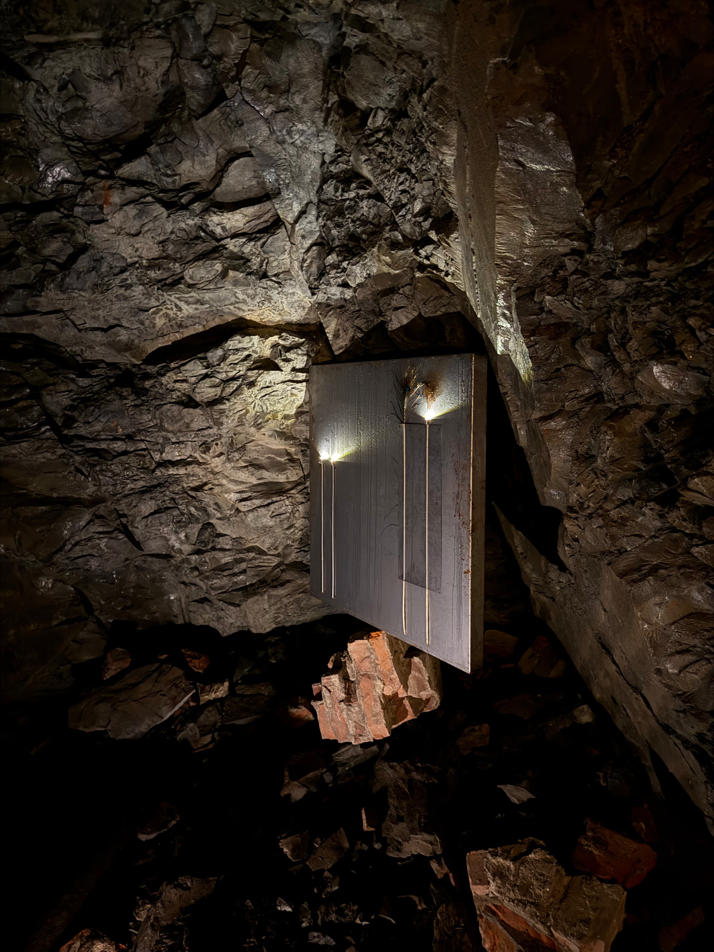 Øye installed in the WW2 cave on Hovedøya, angled view